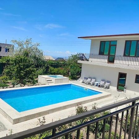 Apex Rest House Of 10 Rooms And Pool Jerevan Buitenkant foto
