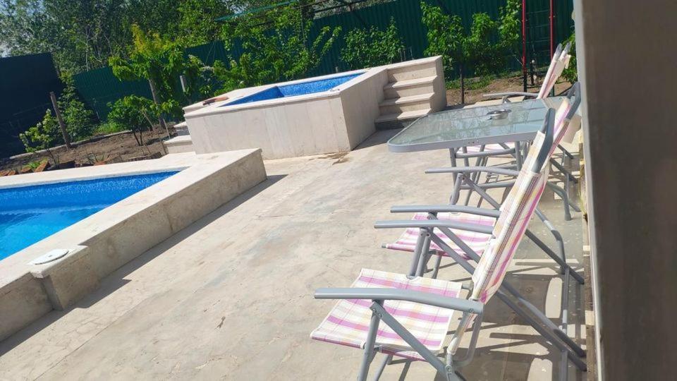Apex Rest House Of 10 Rooms And Pool Jerevan Buitenkant foto