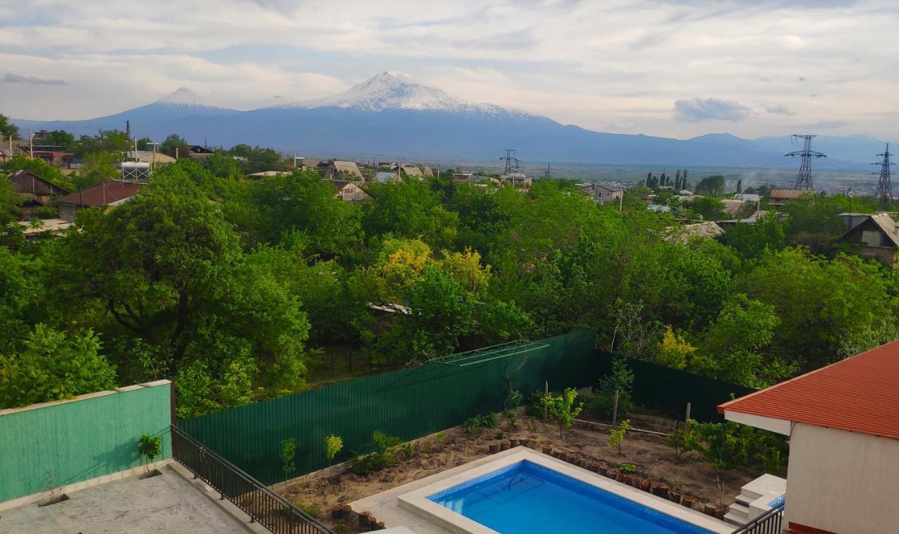 Apex Rest House Of 10 Rooms And Pool Jerevan Buitenkant foto