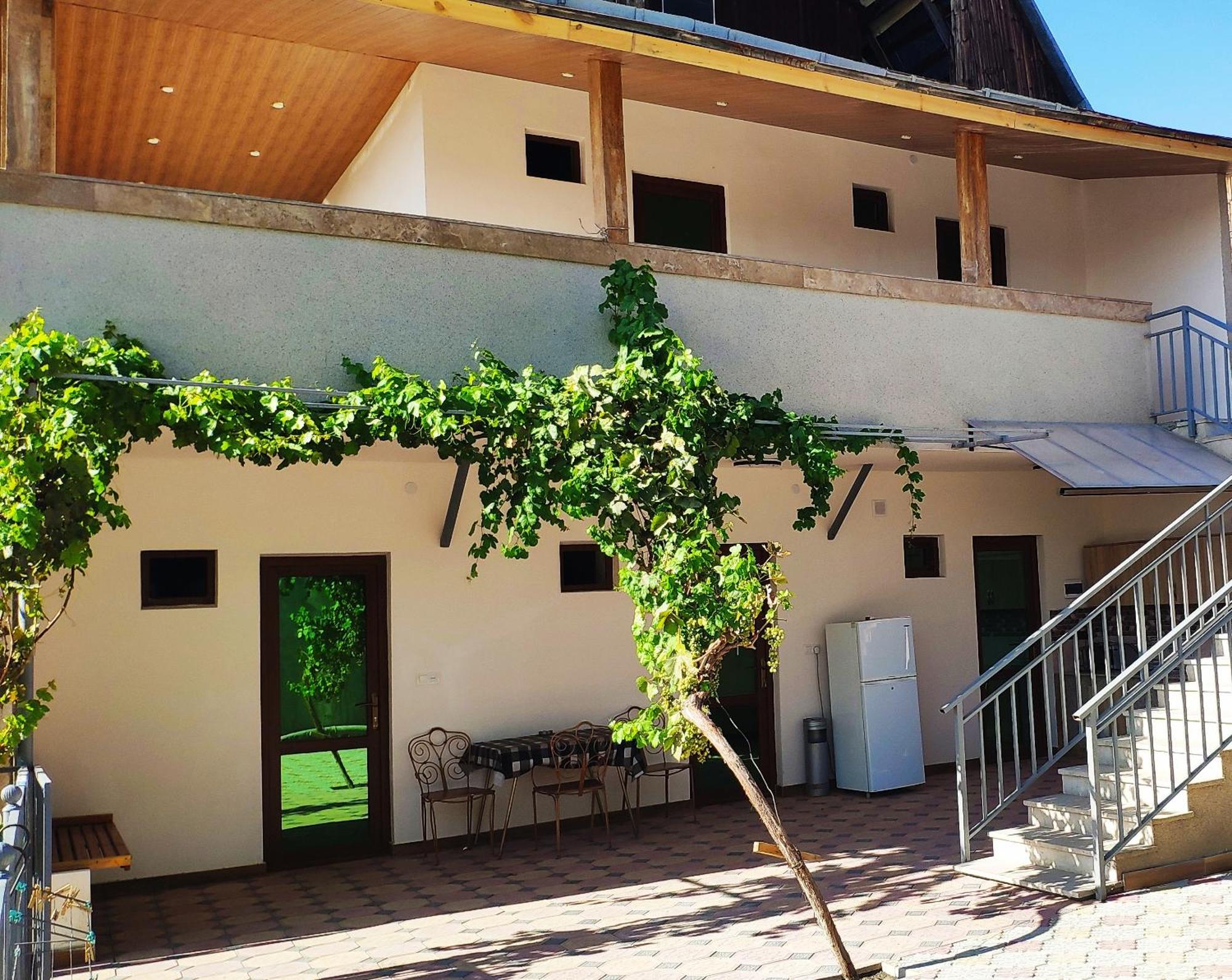 Apex Rest House Of 10 Rooms And Pool Jerevan Buitenkant foto