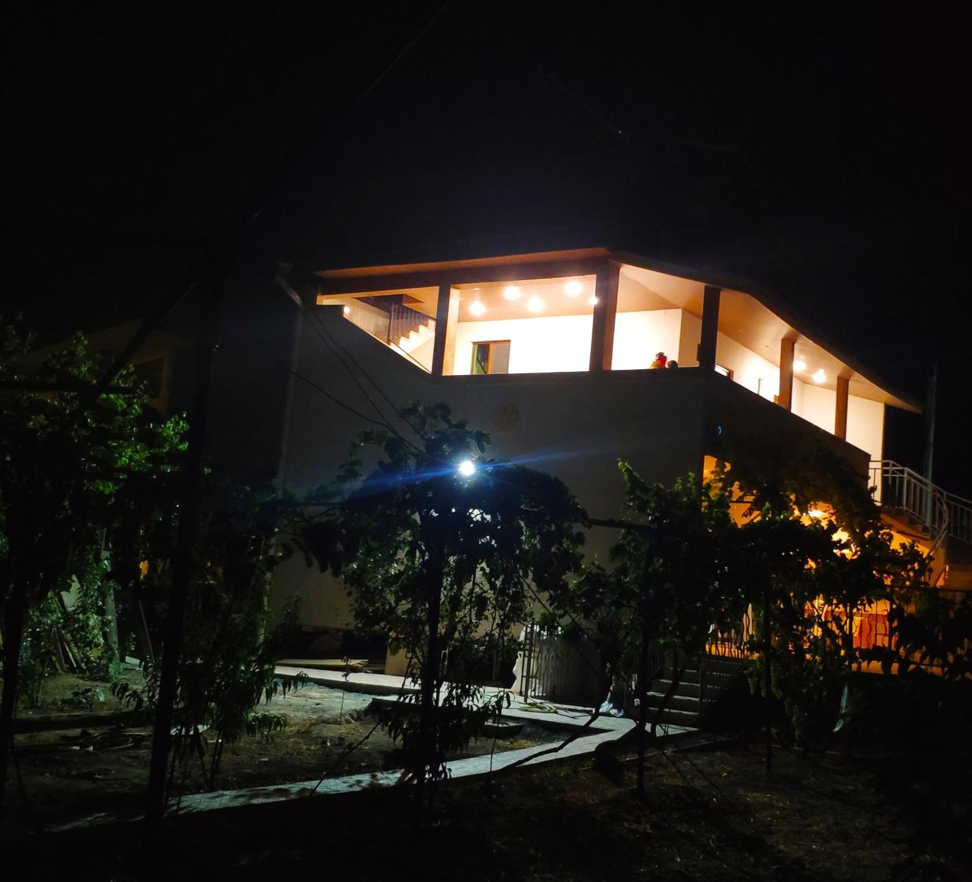 Apex Rest House Of 10 Rooms And Pool Jerevan Buitenkant foto