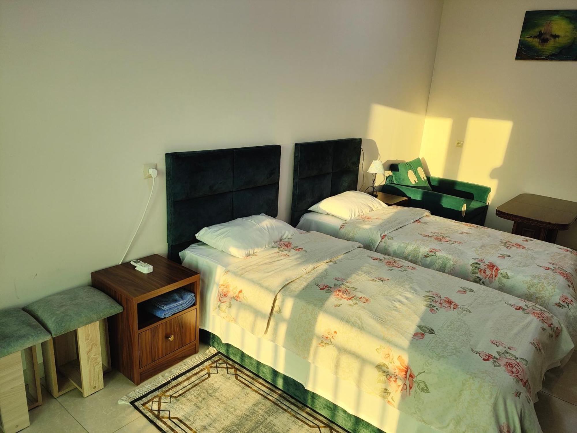 Apex Rest House Of 10 Rooms And Pool Jerevan Buitenkant foto
