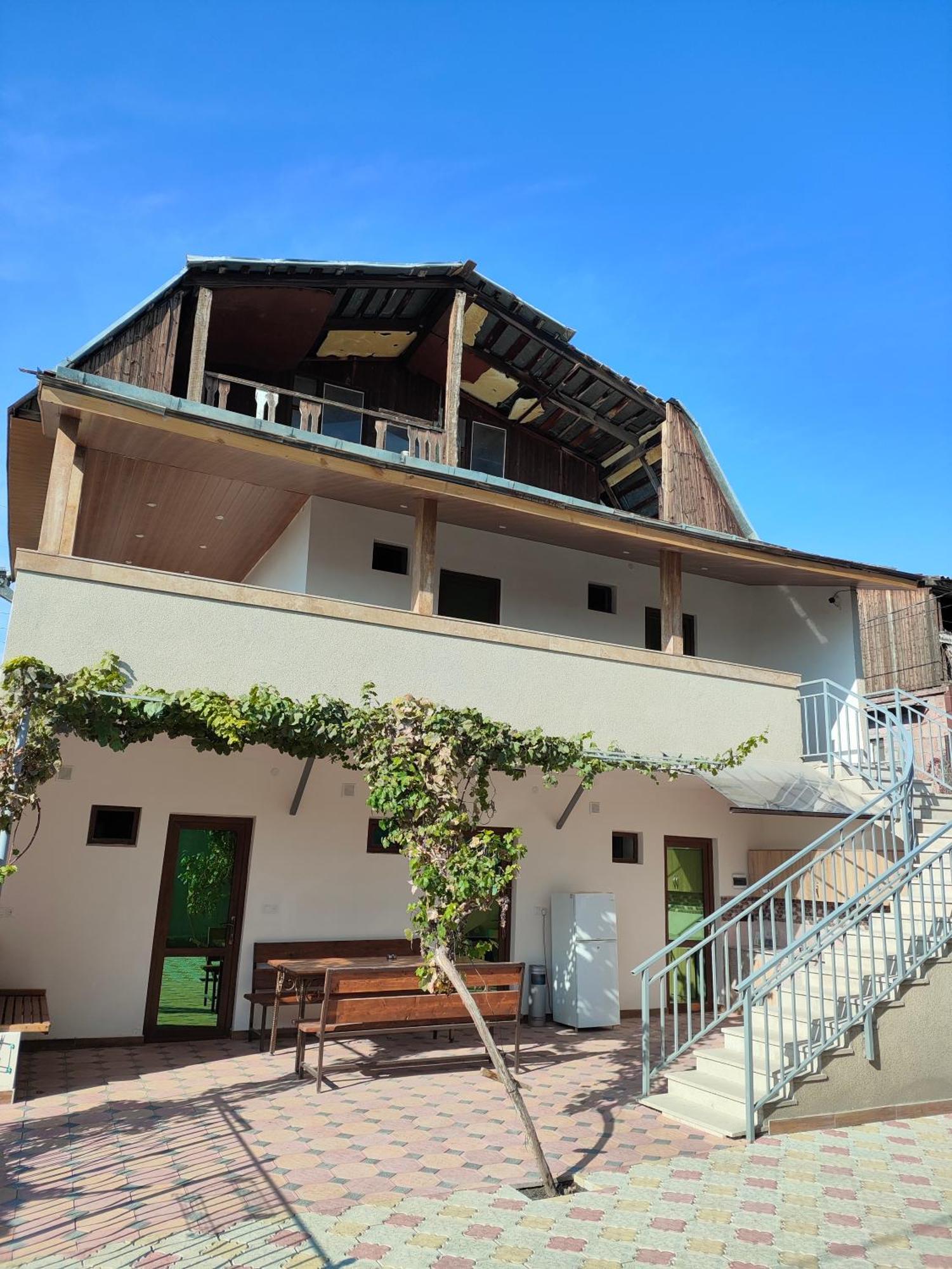Apex Rest House Of 10 Rooms And Pool Jerevan Buitenkant foto