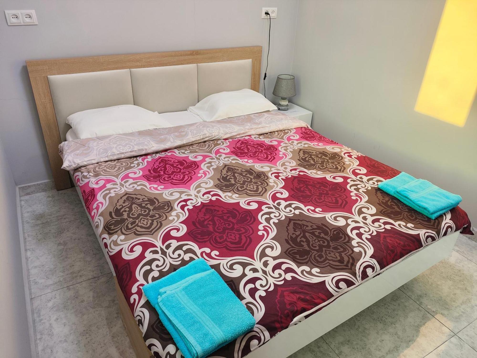 Apex Rest House Of 10 Rooms And Pool Jerevan Buitenkant foto