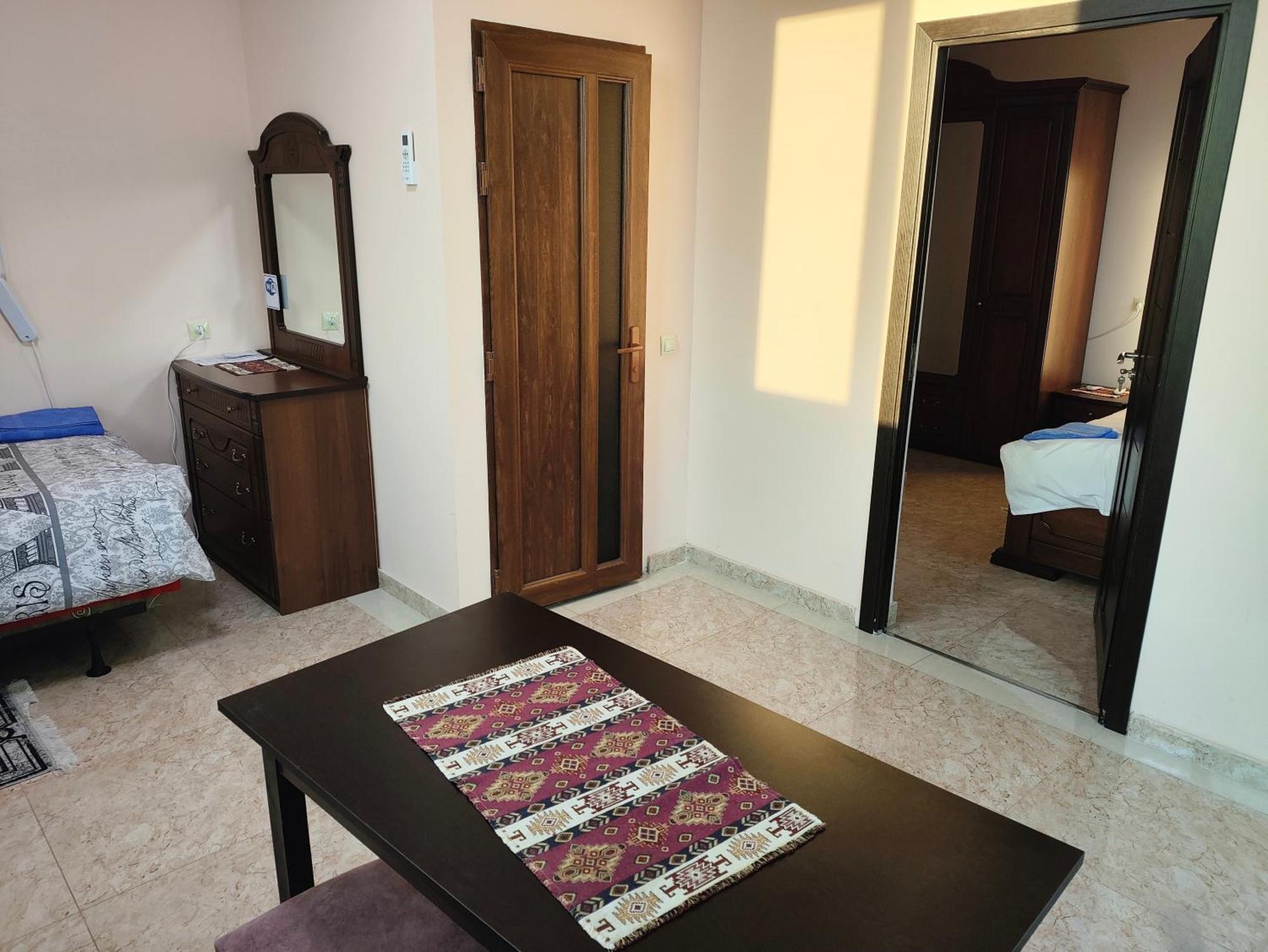 Apex Rest House Of 10 Rooms And Pool Jerevan Buitenkant foto