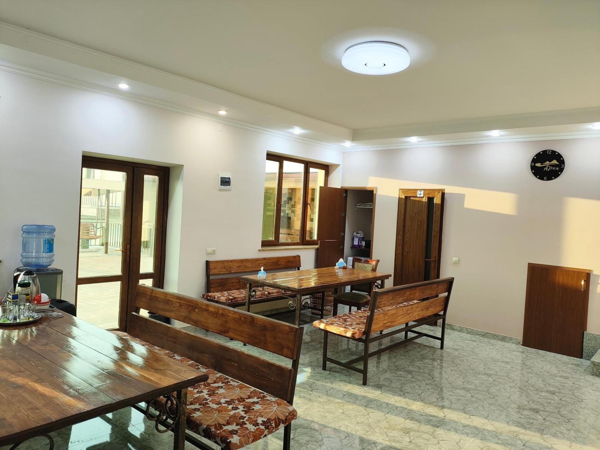 Apex Rest House Of 10 Rooms And Pool Jerevan Buitenkant foto