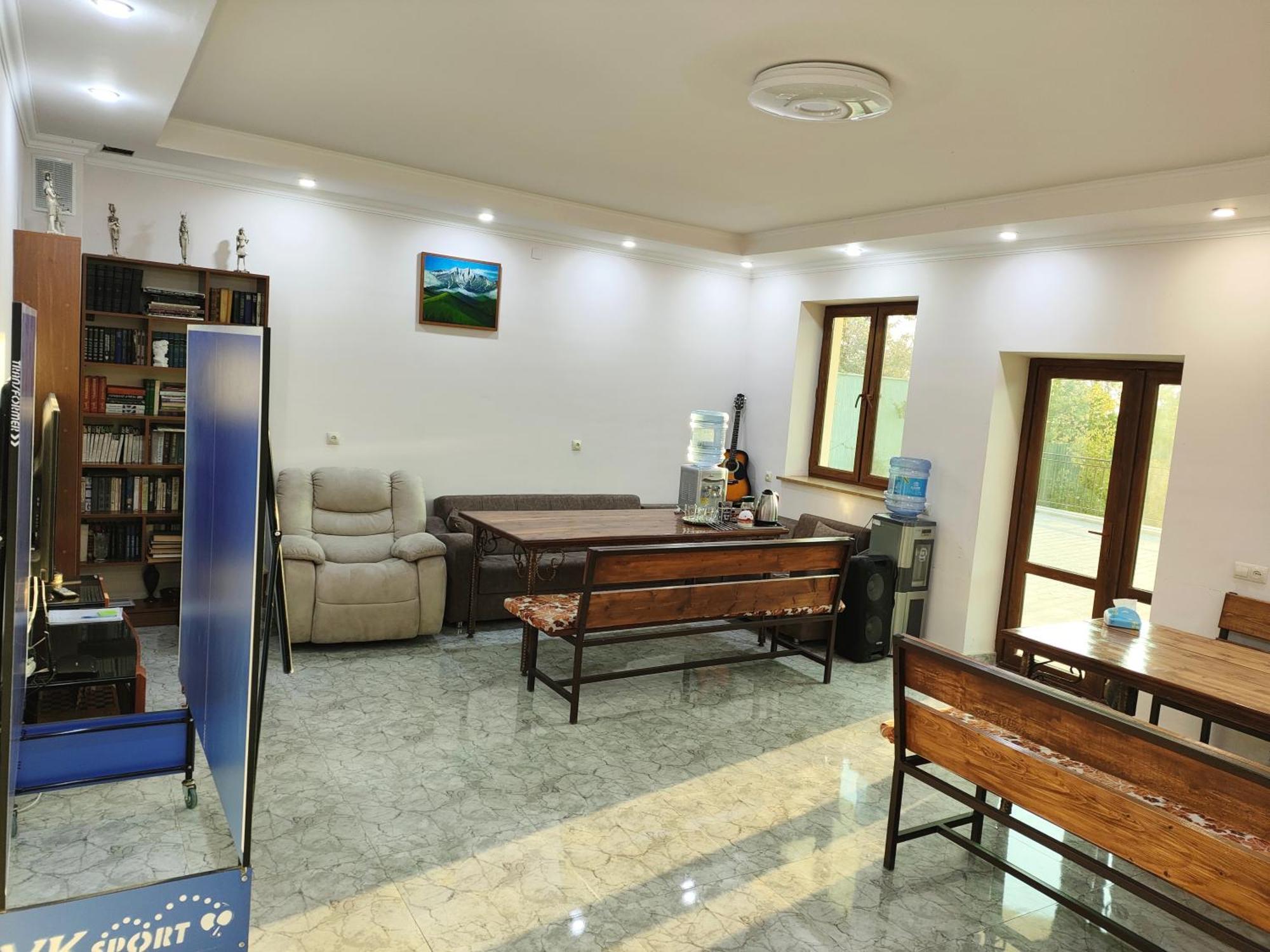 Apex Rest House Of 10 Rooms And Pool Jerevan Buitenkant foto