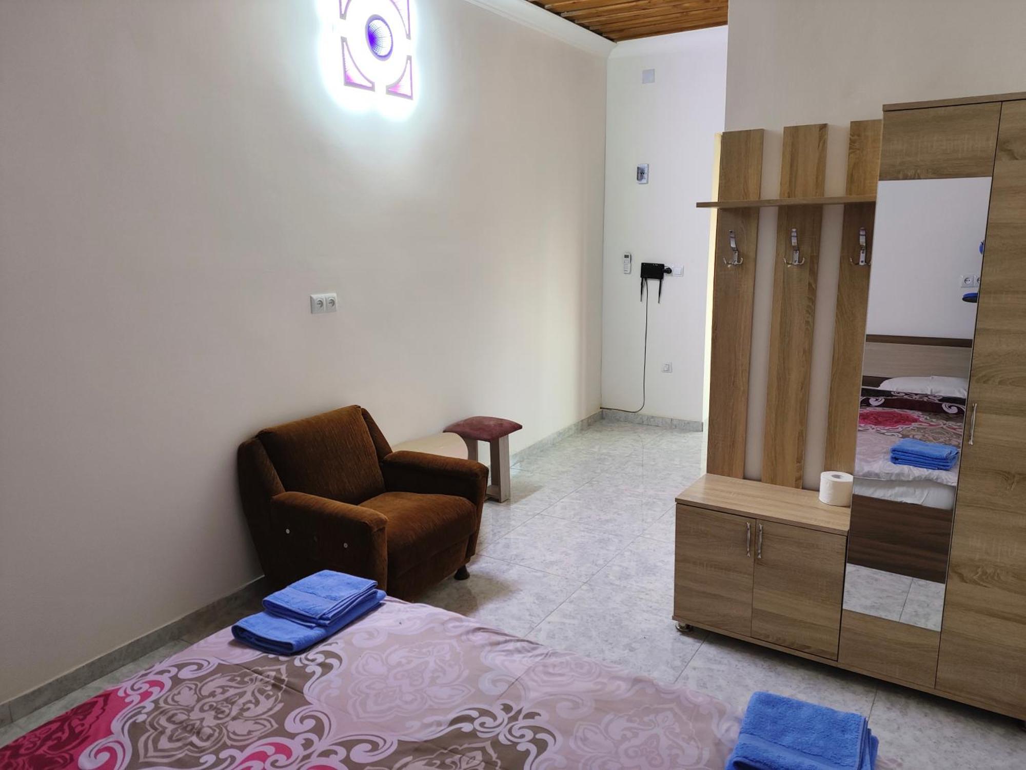 Apex Rest House Of 10 Rooms And Pool Jerevan Buitenkant foto