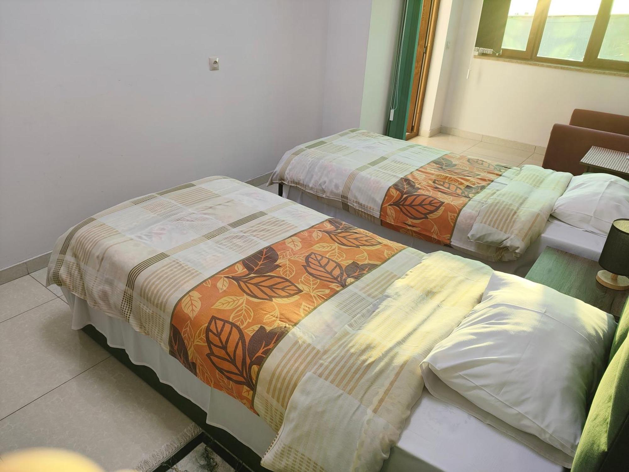 Apex Rest House Of 10 Rooms And Pool Jerevan Buitenkant foto