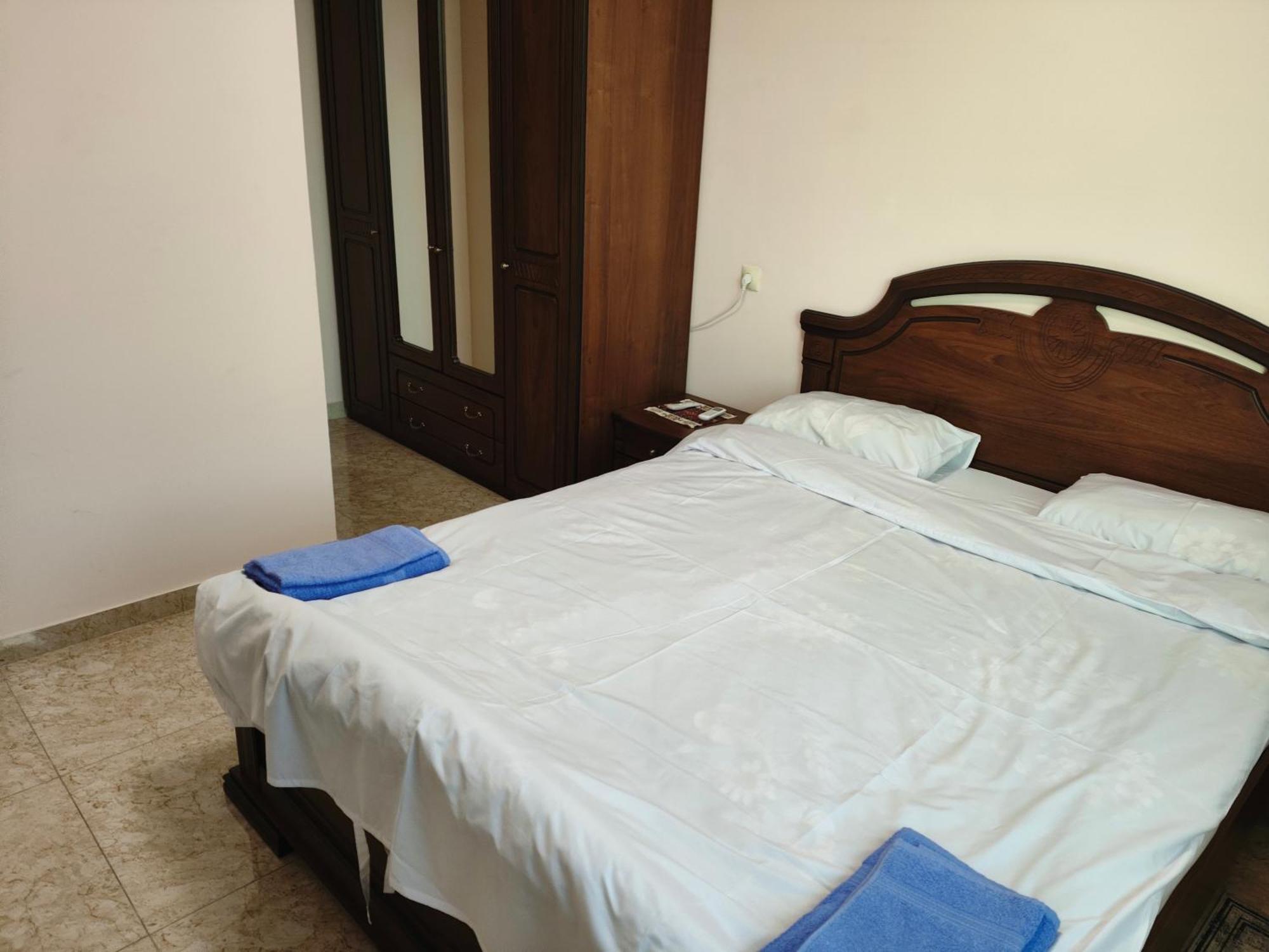 Apex Rest House Of 10 Rooms And Pool Jerevan Buitenkant foto