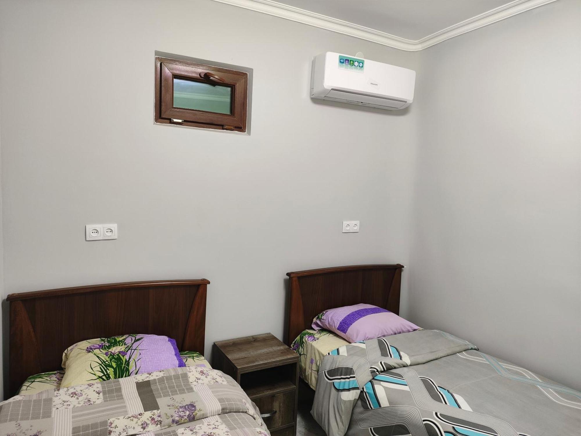 Apex Rest House Of 10 Rooms And Pool Jerevan Buitenkant foto