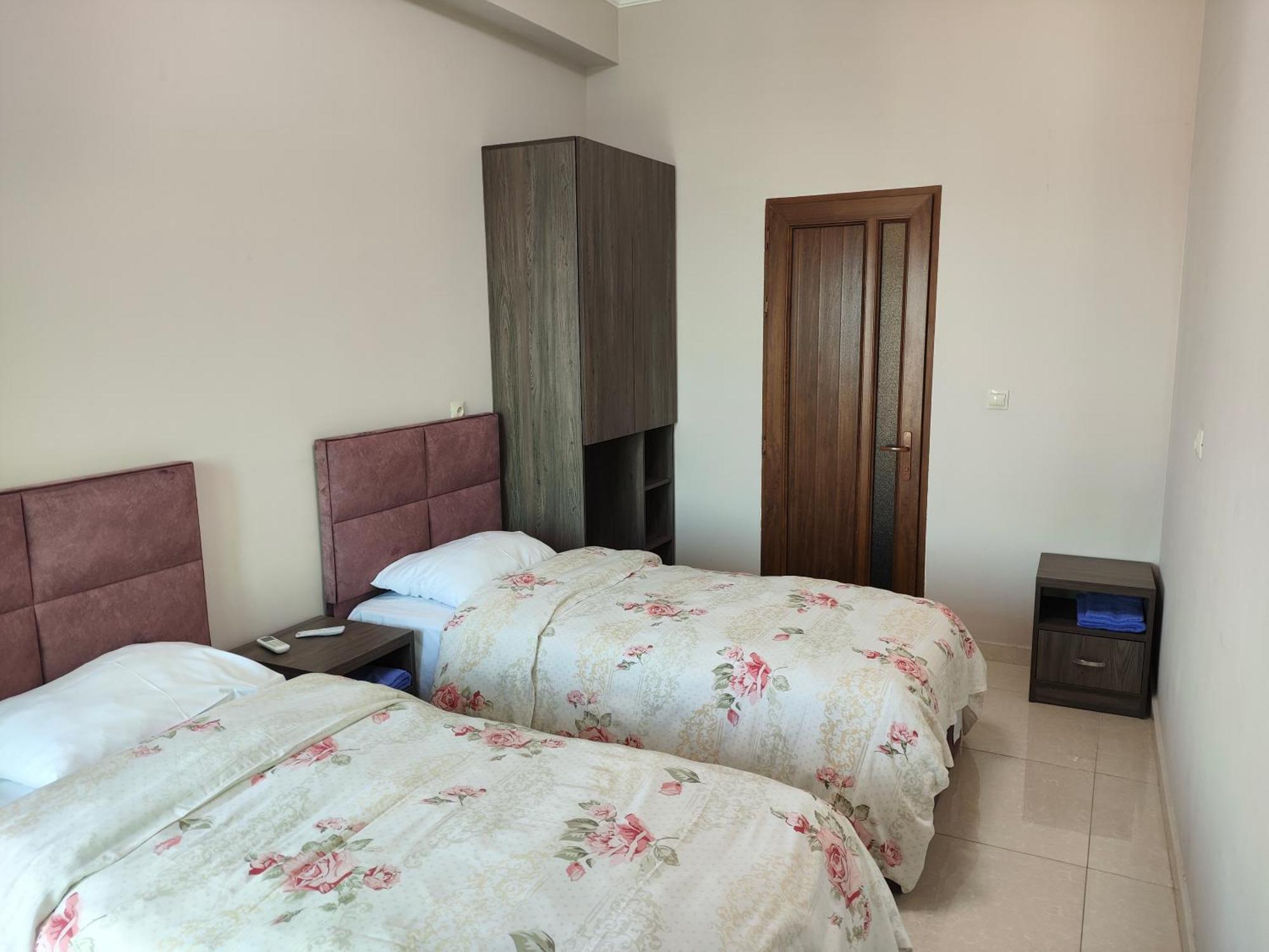Apex Rest House Of 10 Rooms And Pool Jerevan Buitenkant foto