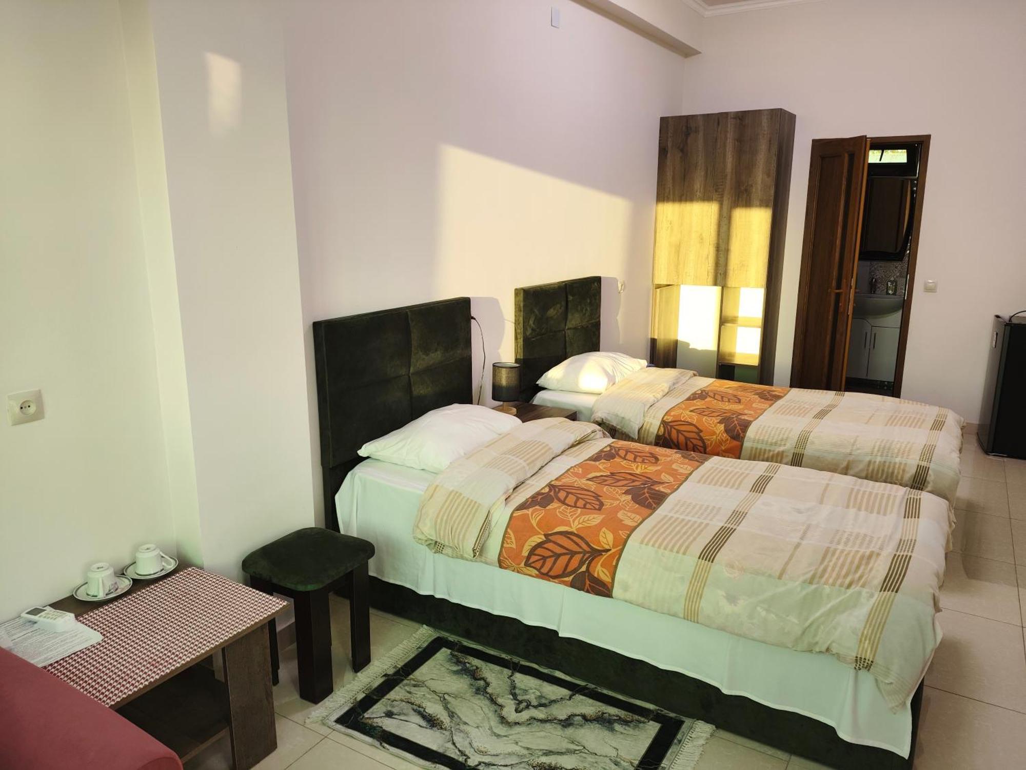 Apex Rest House Of 10 Rooms And Pool Jerevan Buitenkant foto