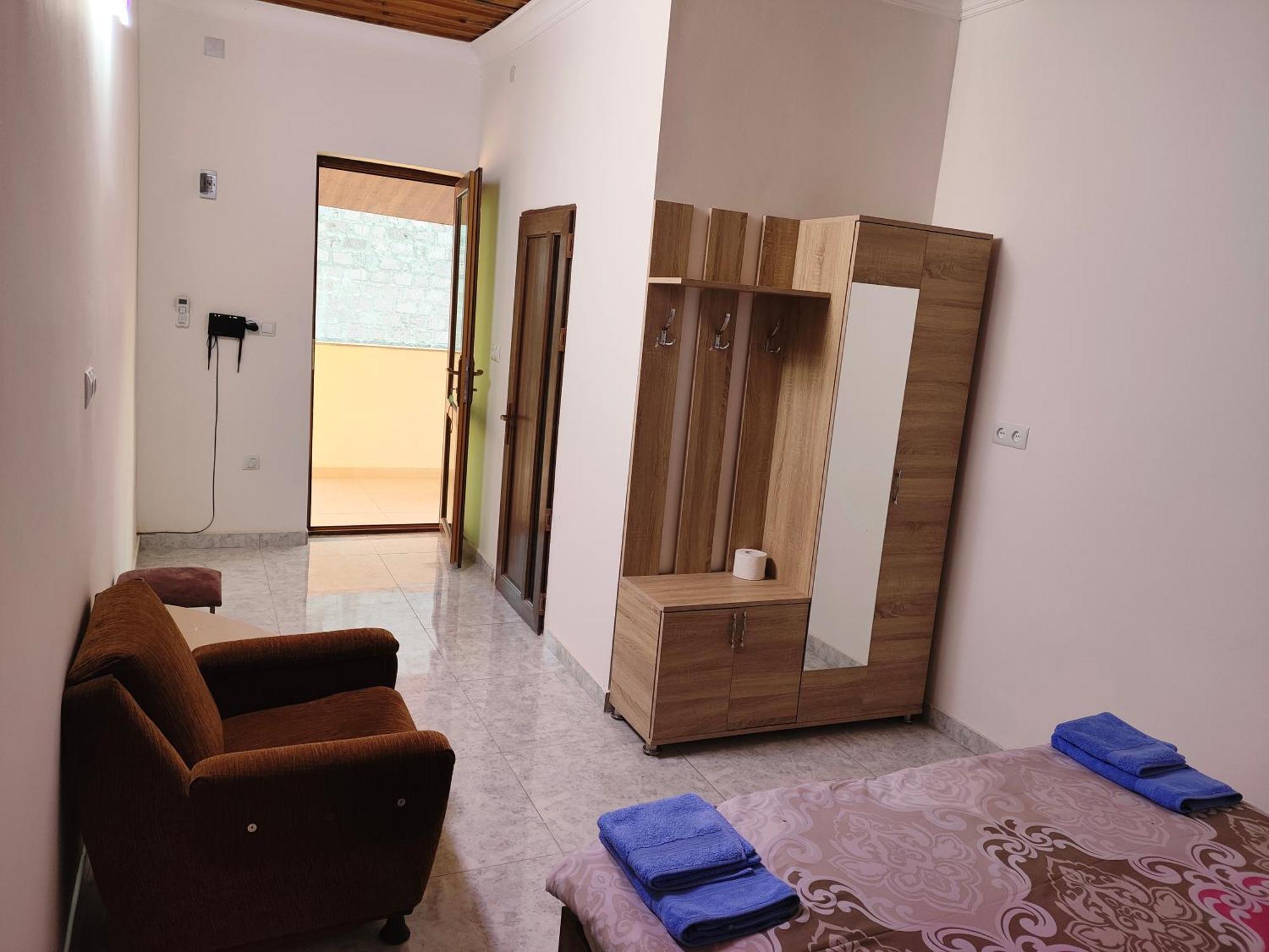 Apex Rest House Of 10 Rooms And Pool Jerevan Buitenkant foto