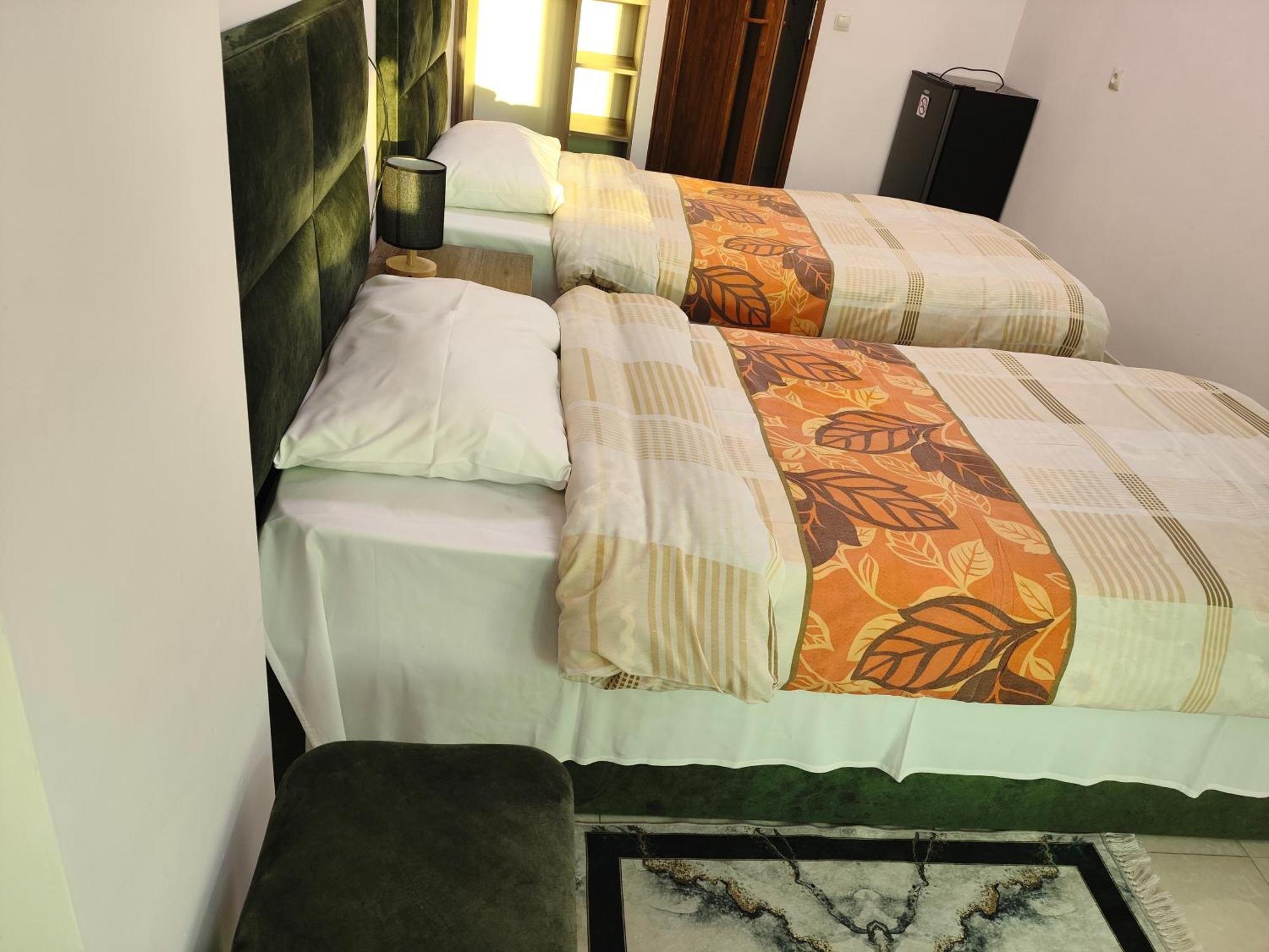 Apex Rest House Of 10 Rooms And Pool Jerevan Buitenkant foto
