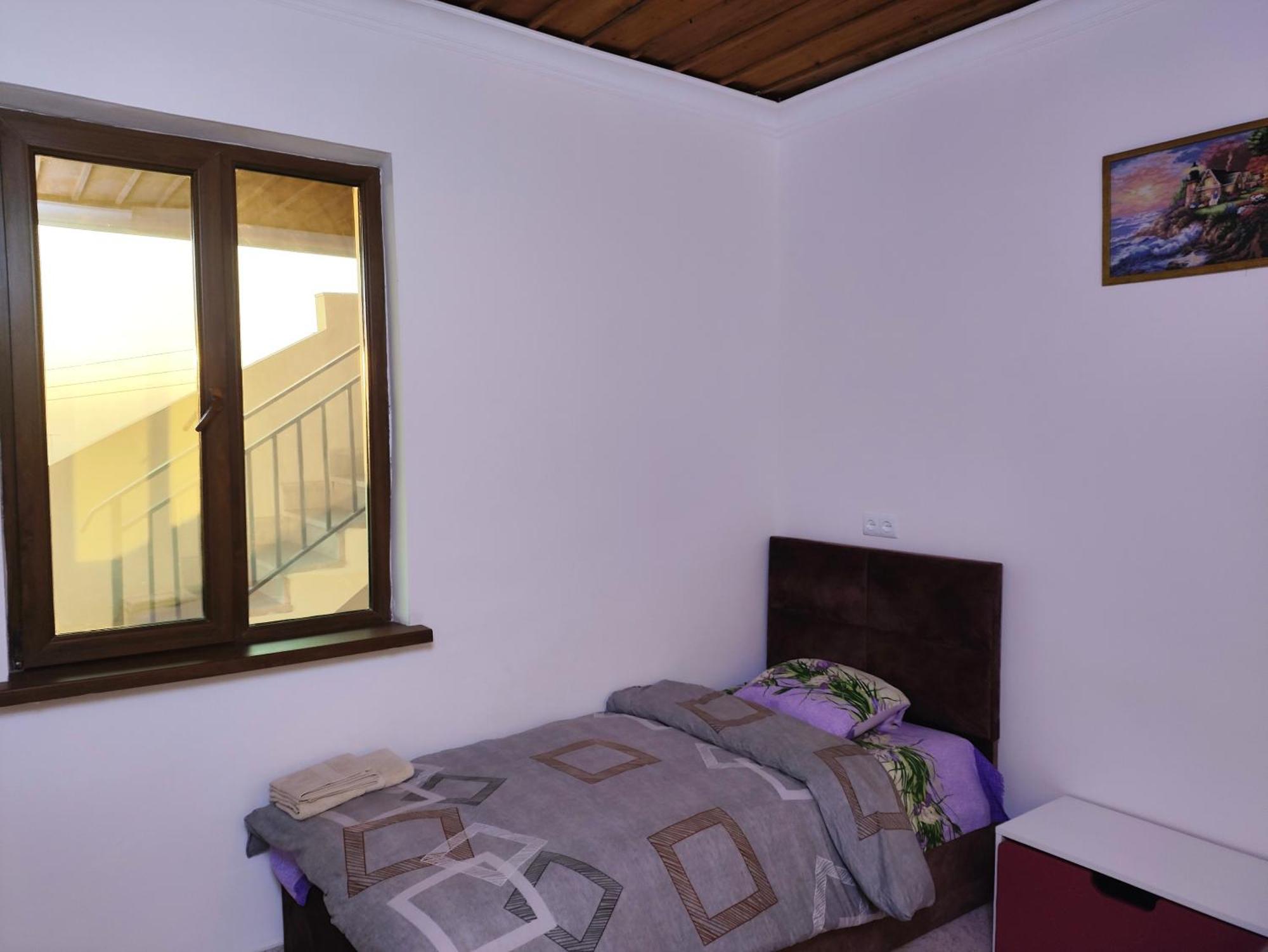 Apex Rest House Of 10 Rooms And Pool Jerevan Buitenkant foto
