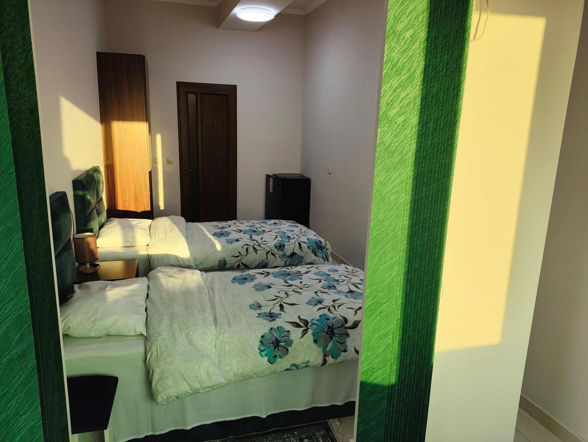 Apex Rest House Of 10 Rooms And Pool Jerevan Buitenkant foto