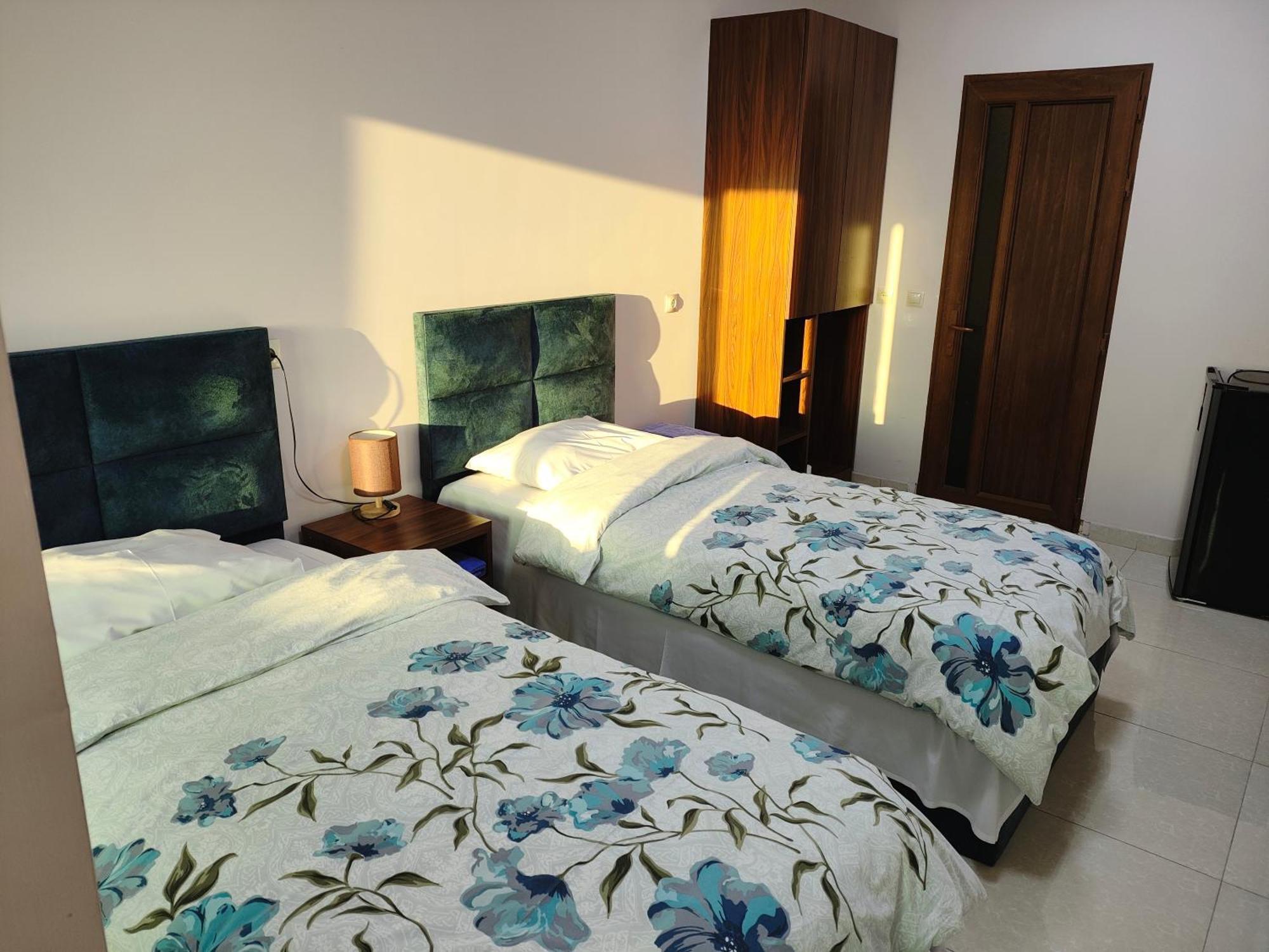 Apex Rest House Of 10 Rooms And Pool Jerevan Buitenkant foto
