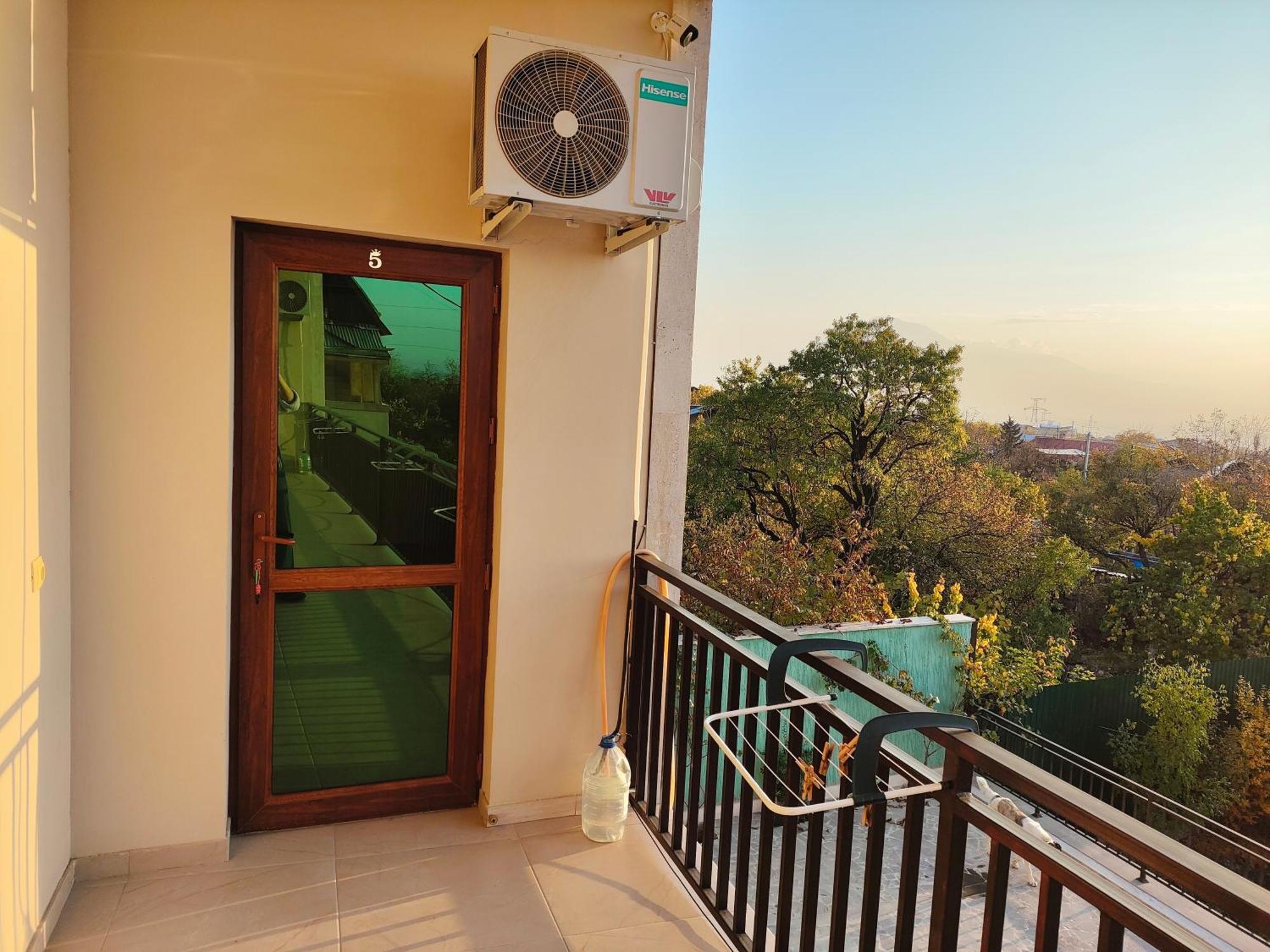 Apex Rest House Of 10 Rooms And Pool Jerevan Buitenkant foto