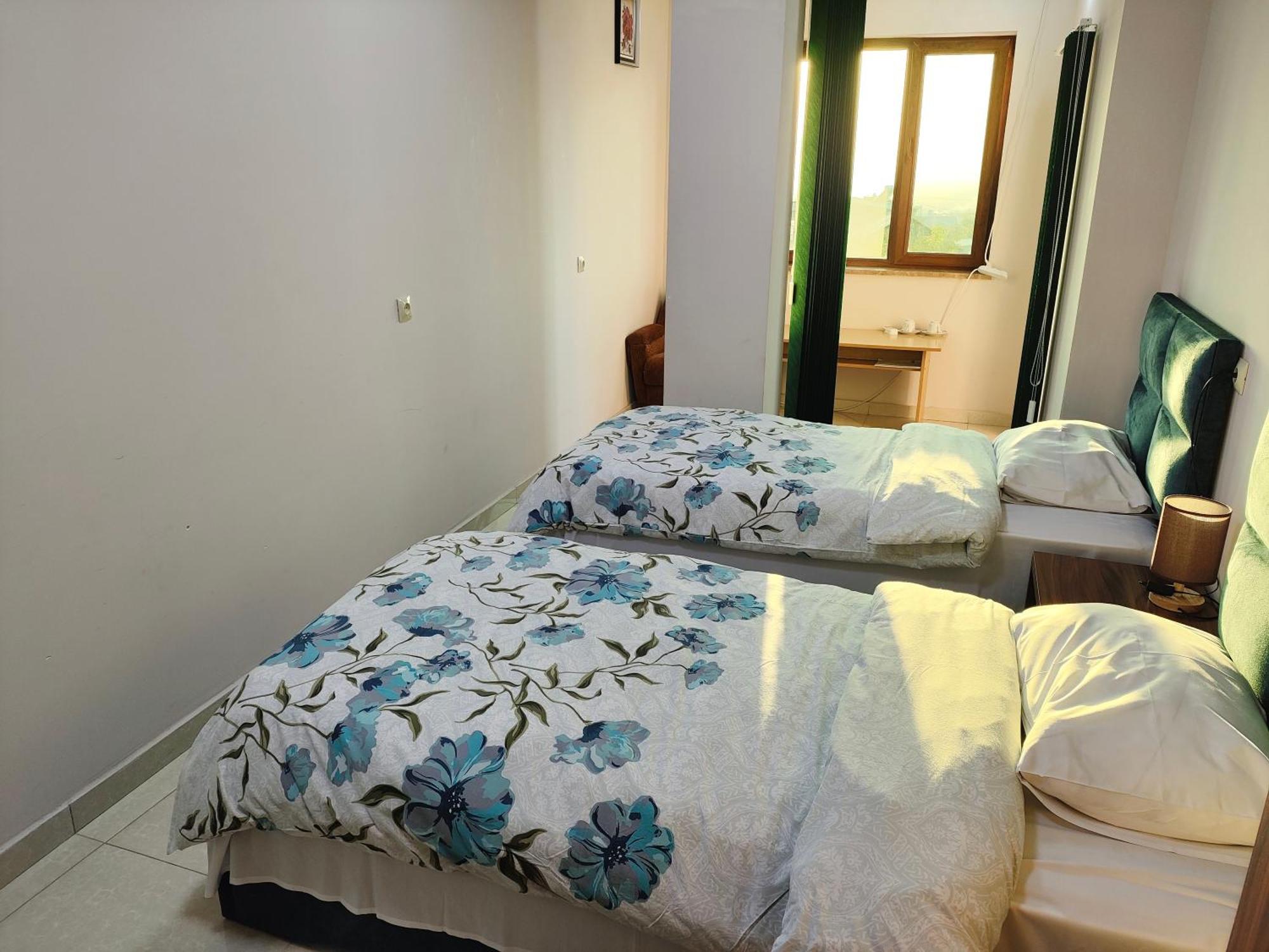 Apex Rest House Of 10 Rooms And Pool Jerevan Buitenkant foto