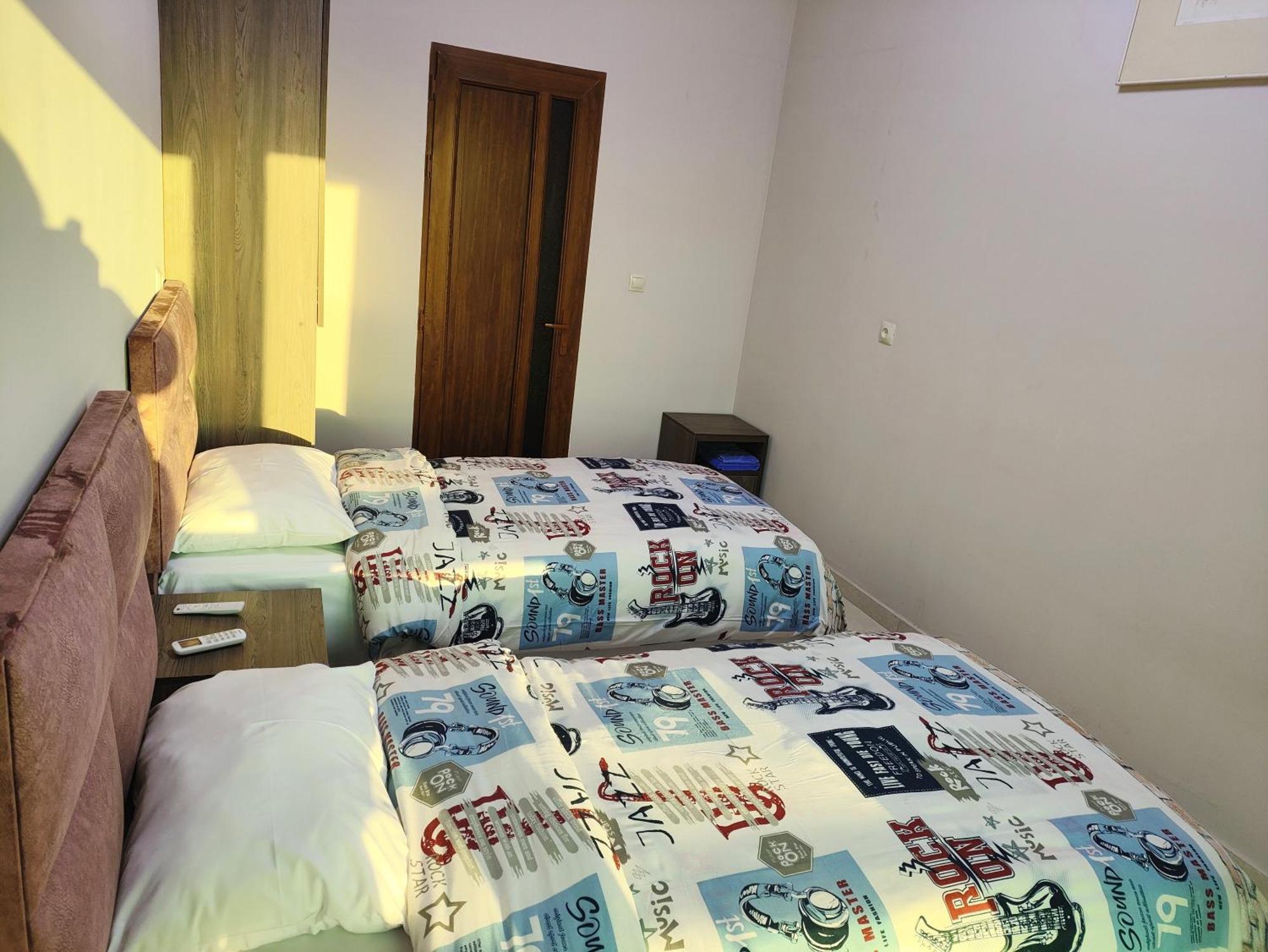 Apex Rest House Of 10 Rooms And Pool Jerevan Buitenkant foto