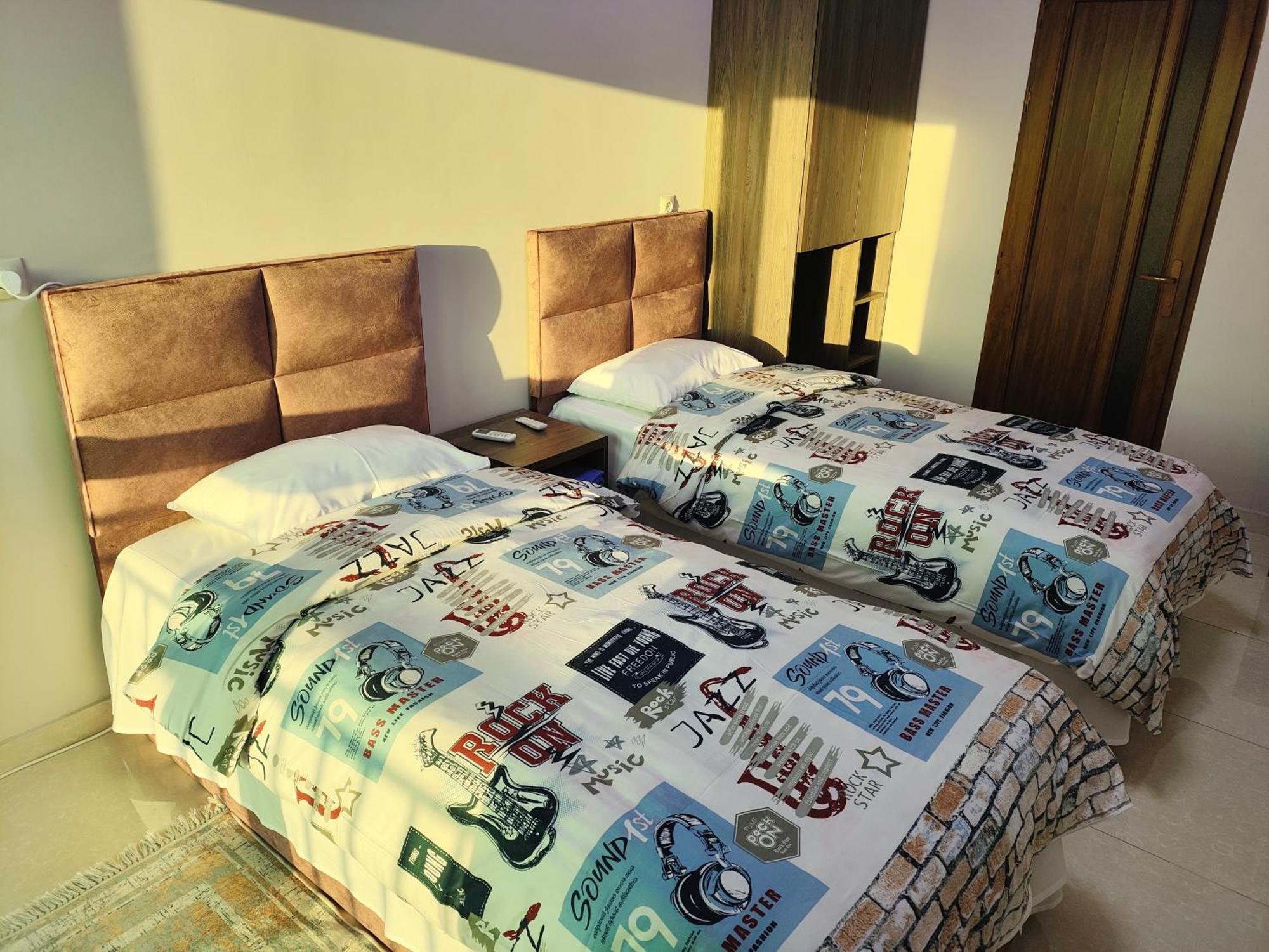 Apex Rest House Of 10 Rooms And Pool Jerevan Buitenkant foto