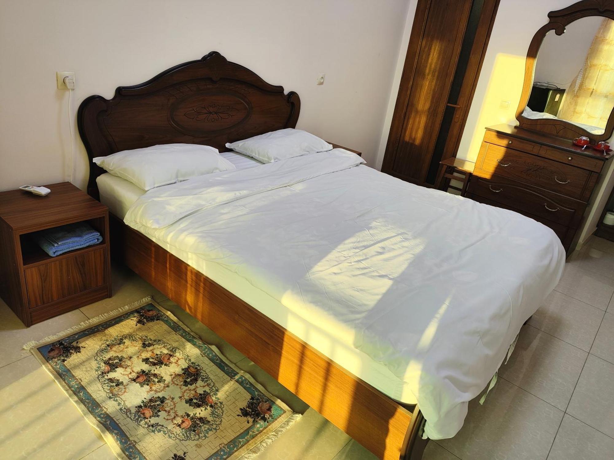 Apex Rest House Of 10 Rooms And Pool Jerevan Buitenkant foto