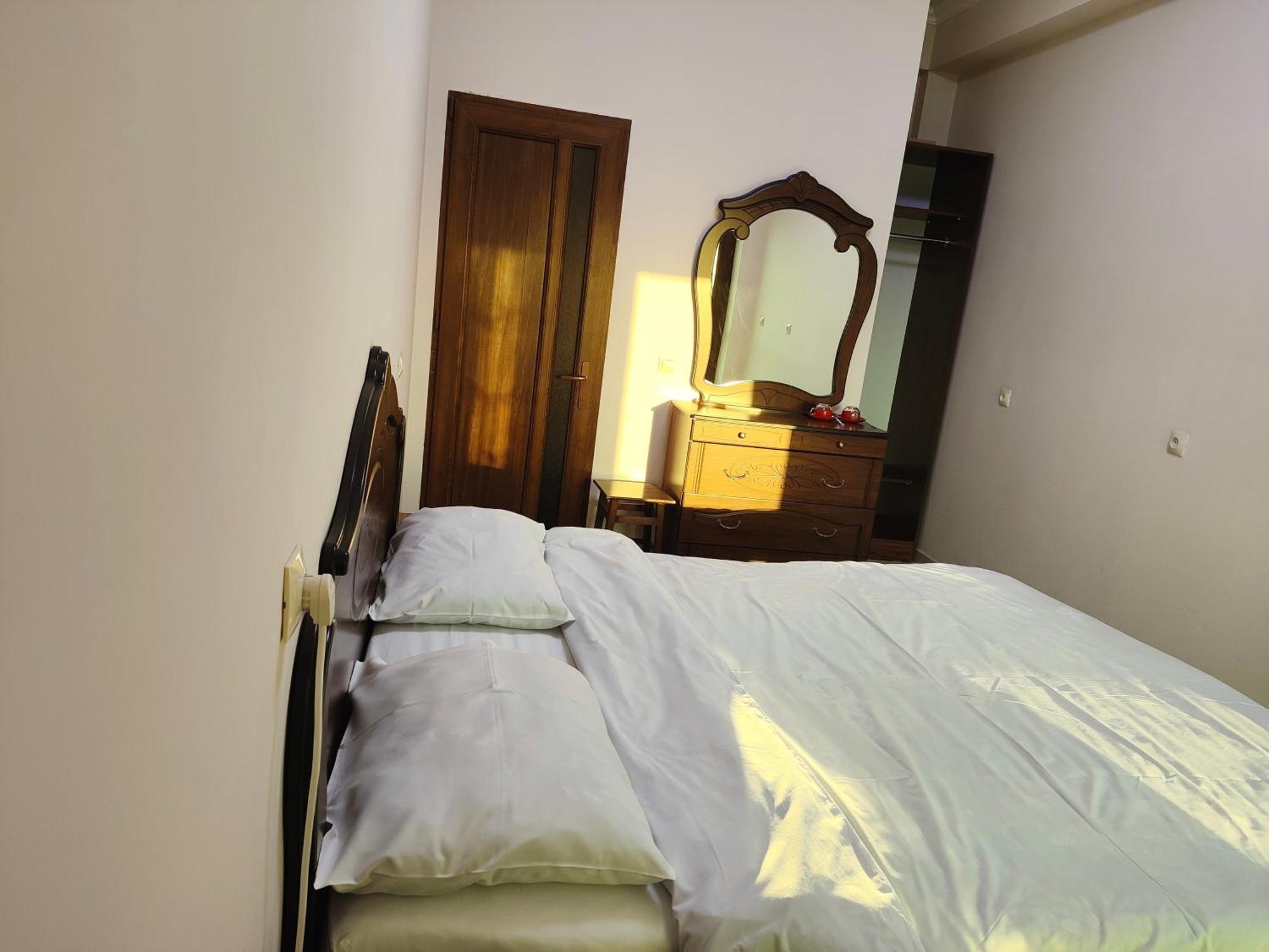 Apex Rest House Of 10 Rooms And Pool Jerevan Buitenkant foto