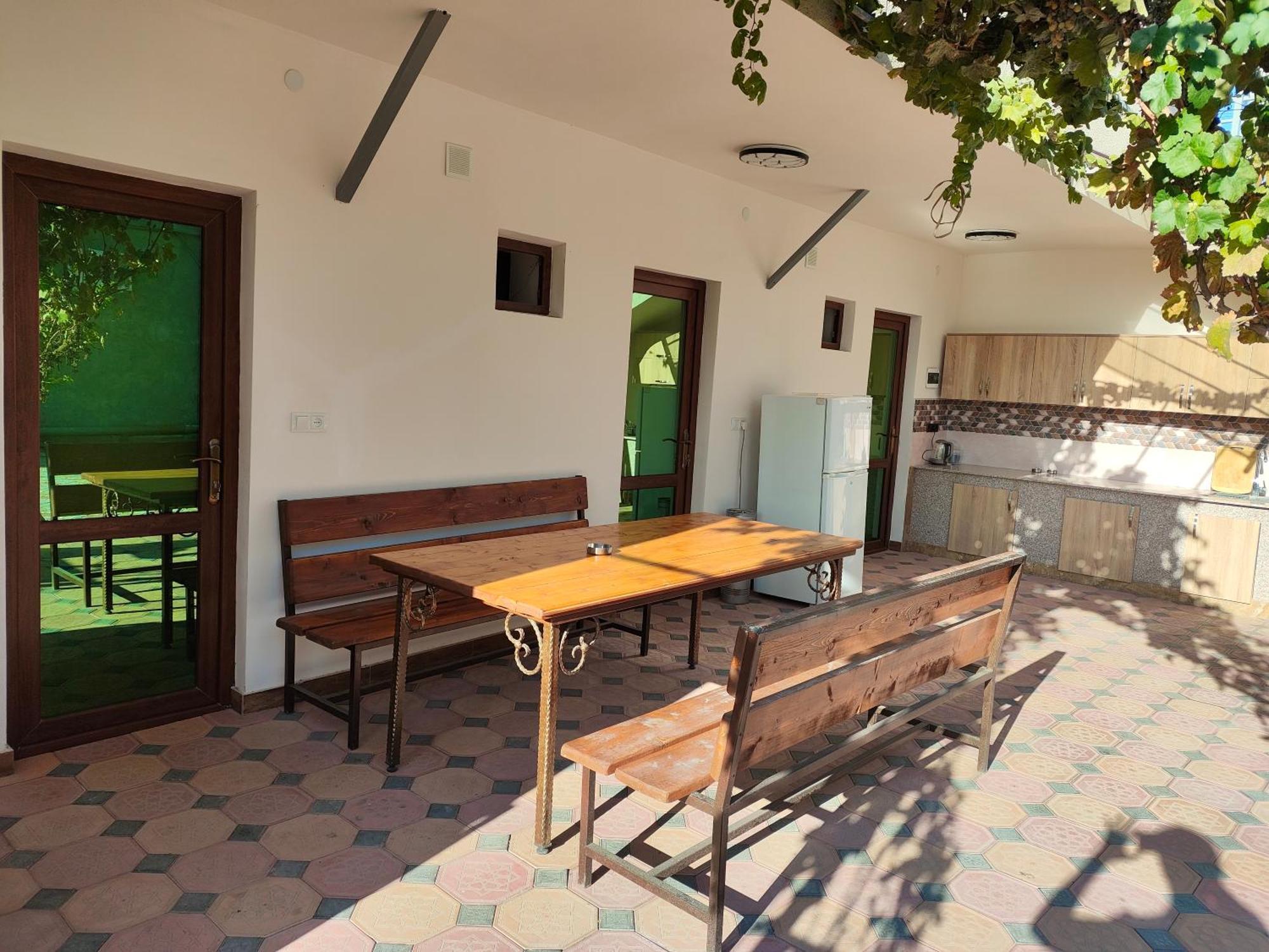 Apex Rest House Of 10 Rooms And Pool Jerevan Buitenkant foto