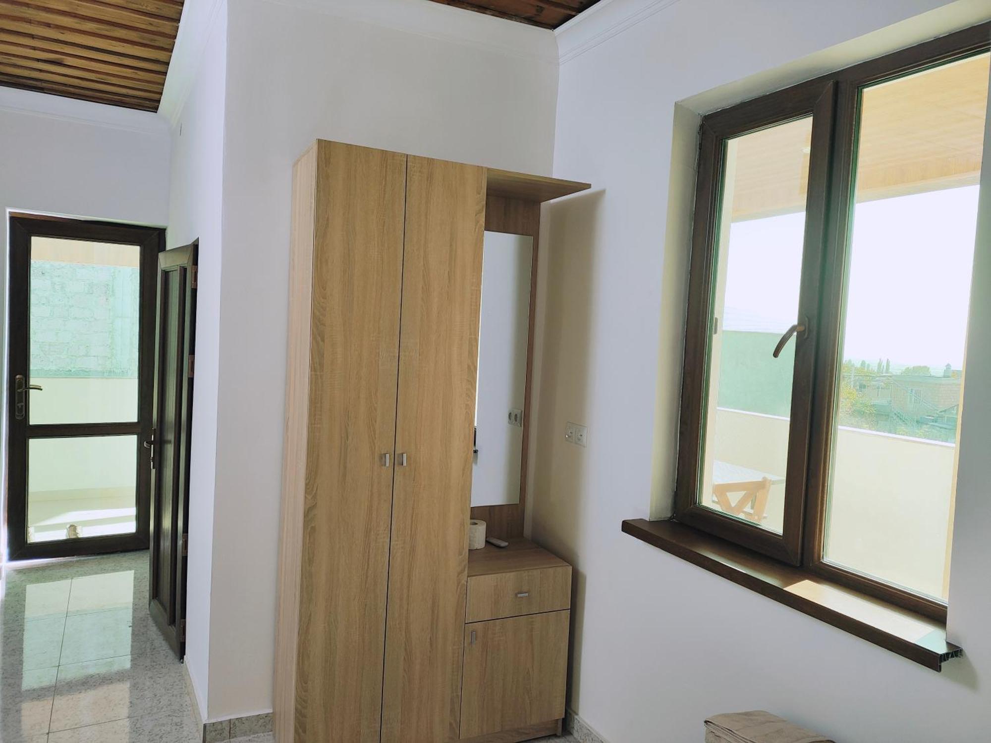 Apex Rest House Of 10 Rooms And Pool Jerevan Buitenkant foto