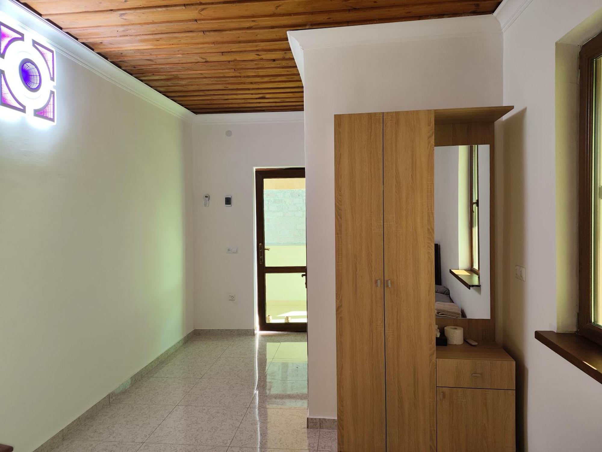 Apex Rest House Of 10 Rooms And Pool Jerevan Buitenkant foto