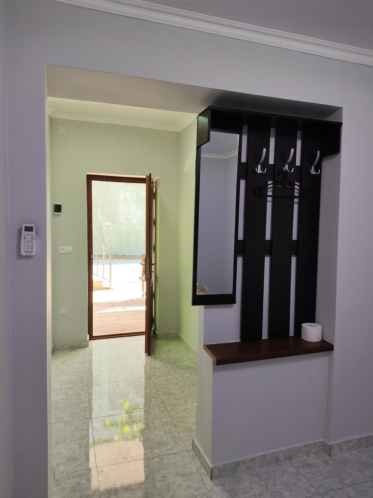 Apex Rest House Of 10 Rooms And Pool Jerevan Buitenkant foto