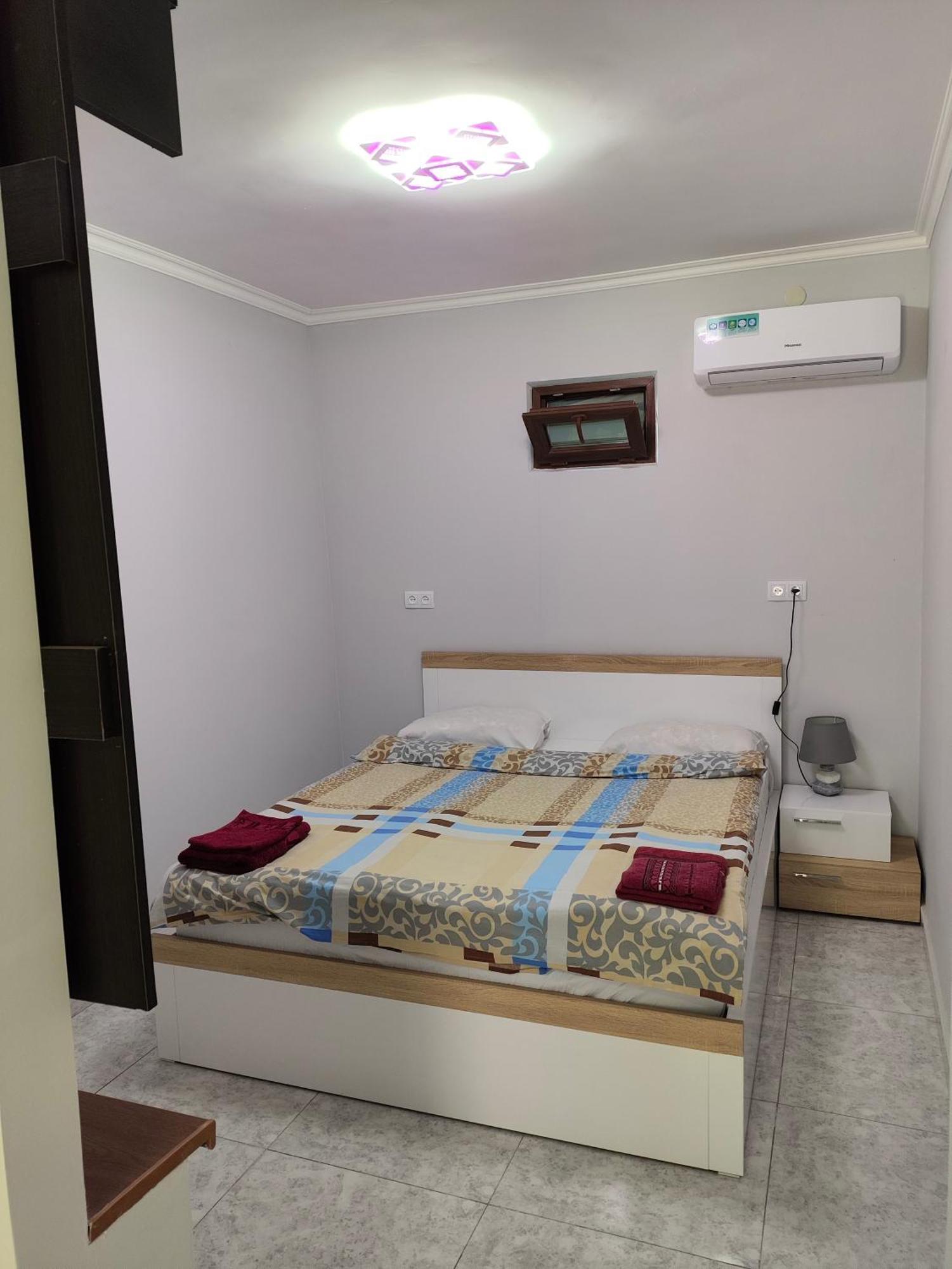 Apex Rest House Of 10 Rooms And Pool Jerevan Buitenkant foto