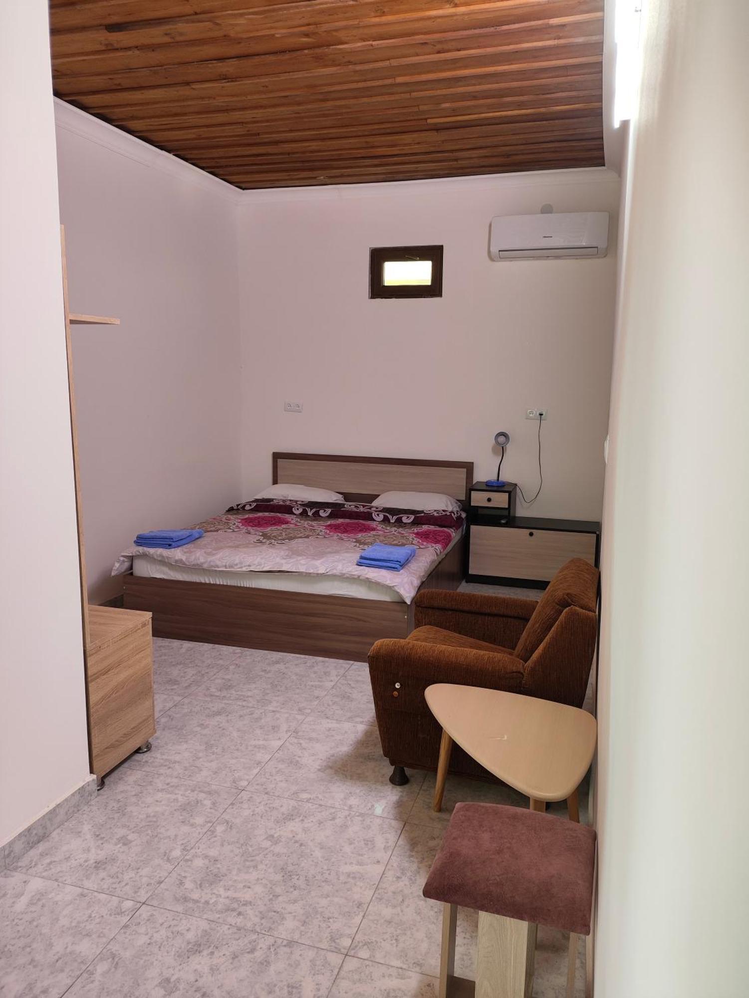 Apex Rest House Of 10 Rooms And Pool Jerevan Kamer foto