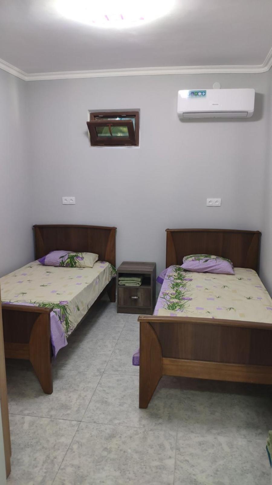 Apex Rest House Of 10 Rooms And Pool Jerevan Buitenkant foto