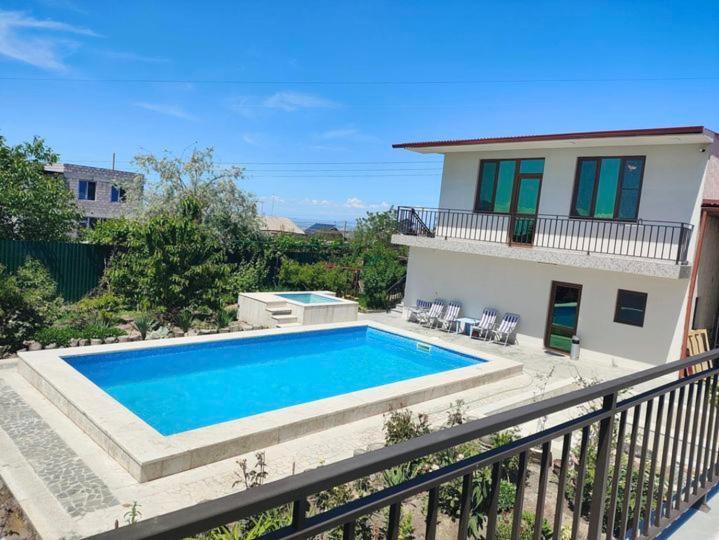 Apex Rest House Of 10 Rooms And Pool Jerevan Buitenkant foto